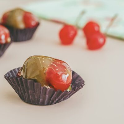 Brigadeiro com cereja espelhado
