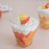 Tacinhas de Mousse - salada de frutas com chantilly